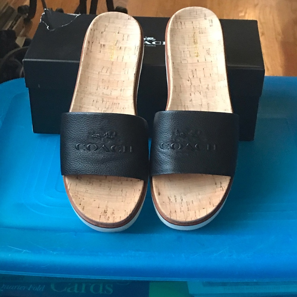 🎀🎀Nice pair of Coach sandal like new🎀🎀